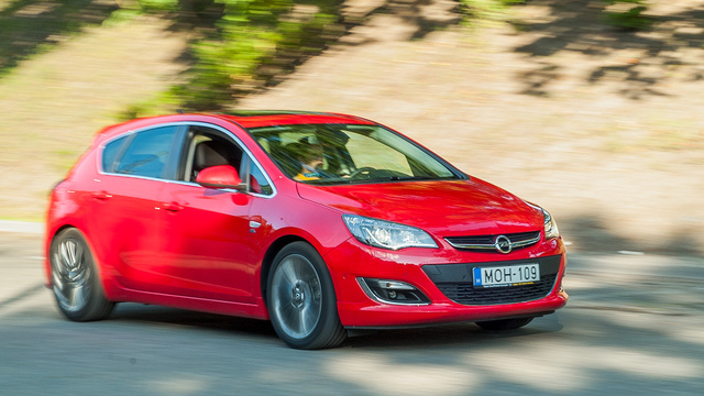 Az Opel Astra negyedik generációja már nem lehet népautó. Ahhoz magánvásárlók tömegére volna szükség, de azok nincsenek sehol