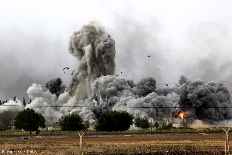 Sűrű füst száll fel Kobani felett. A szír-török határ közelében lévő szíriai várost félig visszafoglalták a kurd erők az Iszlám Államtól, miközben az amerikaiak vezetésével légicsapások is érik a területet.