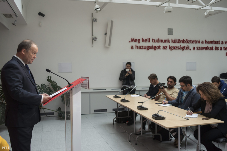 Szanyi Tibor, a Magyar Szocialista Párt (MSZP) európai parlamenti (EP-) képviselője a pártja budapesti székházában tartott sajtótájékoztatón 2014. október 15-én.