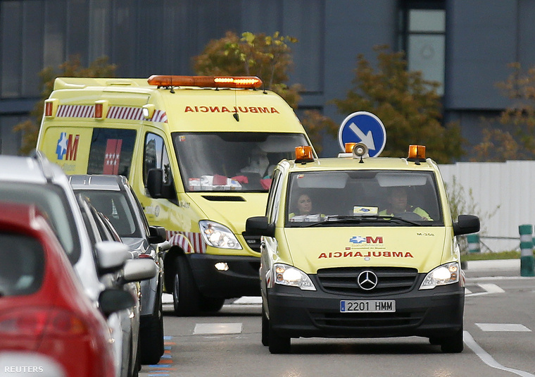 Mentőautók érkeznek egy ebolagyanús beteggel a madridi III. Károly kórházba, 2014. október 16-án.