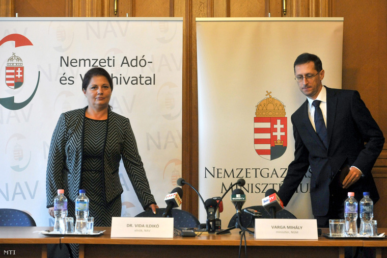 Varga Mihály nemzetgazdasági miniszter és Vida Ildikó, a Nemzeti Adó- és Vámhivatal elnöke sajtótájékoztatót tart a Nemzeti Adó- és Vámhivatalban 2013. március 26-án.