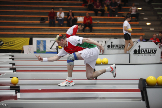 A magyar csapat játékosa Kakuk Levente gurít a Teke Világbajnokság csapatdöntőjében a zalaegerszegi sportcsarnokban 2013. május 25-én.