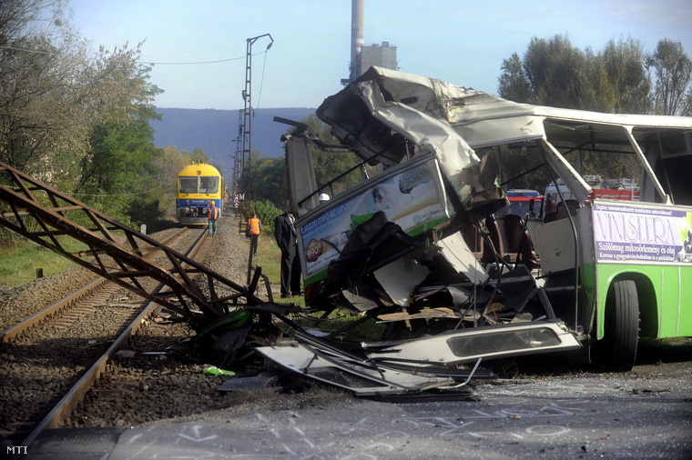 Baleset helyszíne Tatabányán az Erőmű lakótelepi átjáróban 2014. október 20-án ahol egy menetrend szerinti csuklós busz egy vonattal ütközött össze.