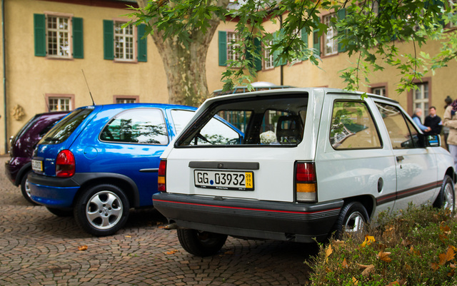 Az első Corsa 1982-ből, mellette kékben a legsikeresebb generáció, az 1993-as B Corsa