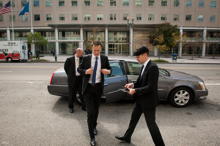 A Külgazdasági és Külügyminisztérium által közzétett képen Szijjártó Péter külgazdasági és külügyminiszter (k) megérkezik a General Motors (GM) vezetőivel folytatott tárgyalásra Washingtonban 2014. október 21-én.