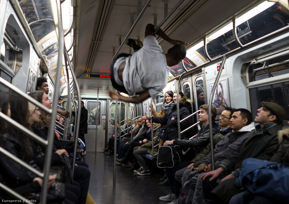 A New York-i metróban, ahogy az utcákon is, nem ritka látvány a koldus, vagy az akrobatikus breaktáncot előadó, a nézők borravalóira hajtó, általában fekete fiatalok csoportja. Egy dollárt szokás adni nekik, ha tetszett a produkció.