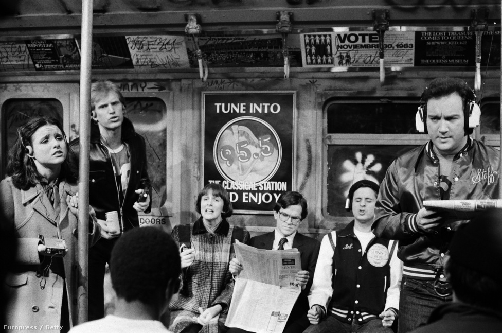 A negyven éve futó humoros tévéshow, a Saturday Night Live egyik epizódját forgatják a metróban, valamikor a nyolcvanas években. A kép jobb oldalán a fiatal Jim Belushi, aki később a Blues Brothersszel vált legendává.