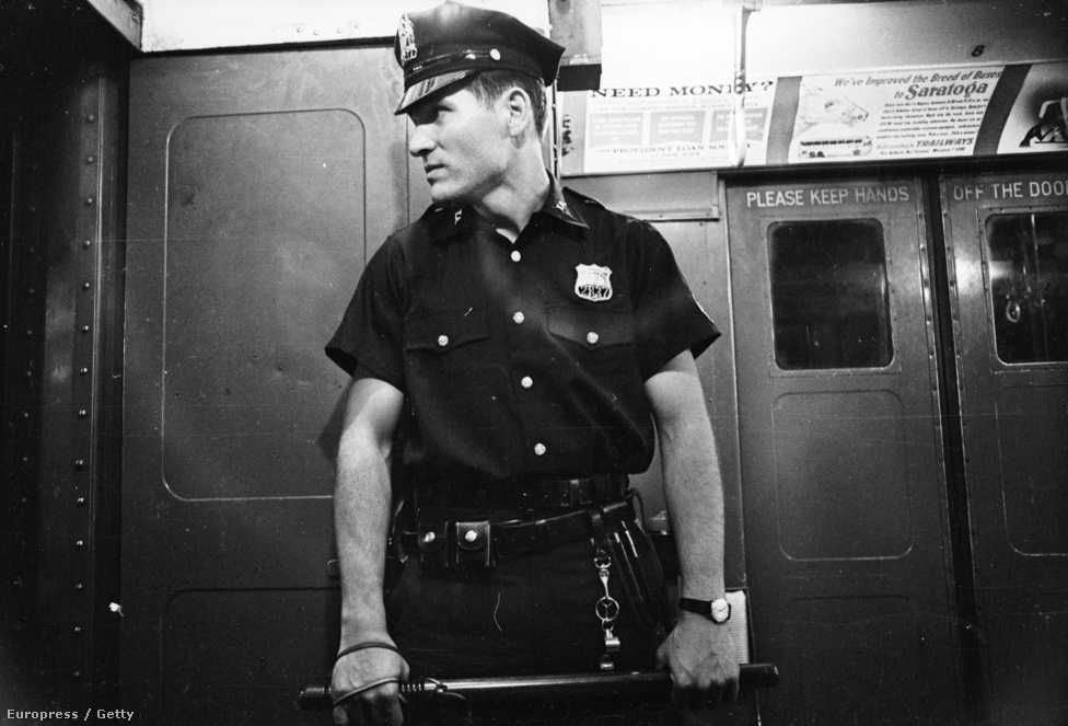 Metrórendőr 1965-ből. A New York-i metrónak az ötvenes évektől saját, önállóan működő rendőrsége volt, 1995-ben olvasztották be a városi rendőrségbe. A leghíresebb egységük a 
                        Vandal Squad, vagyis vandálszakasz volt a nyolcvanas években, aminek az volt a feladata, hogy a metrókocsikat megrongáló és összefirkáló huligánokat felszámolják. Mára sikerült is szinte teljesen eltüntetniük a graffitiket a metróból.