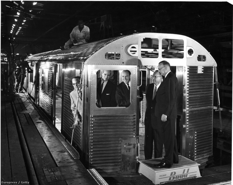 1955: bemutatkoznak az új, Brightliner becenevű metrókocsik (a név a fényes, ezüstszürke színre utal), amelyek azóta a New Yorkban játszódó filmeknek hála az egész világon közismertek lettek. A sorozatból több mint 200 kocsi a mai napig jár, 2016-tól cserélik le őket a vadonatúj, modern R179-esekre.