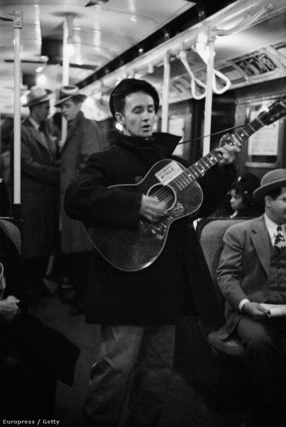 1943: a kor egyik sztárja, a folkénekes Woody Guthrie gitározik és énekel a metrón. Magyarországon nem túl ismert Guthrie neve, de a negyvenes években nagyon népszerű volt Amerikában, különösen a második világháború alatt, amikor az egyik legjelentősebb békeaktivista lett belőle. Olyan zenészek tartják számon a művészetük fő inspirálói között, mint Bob Dylan és Bruce Springsteen.