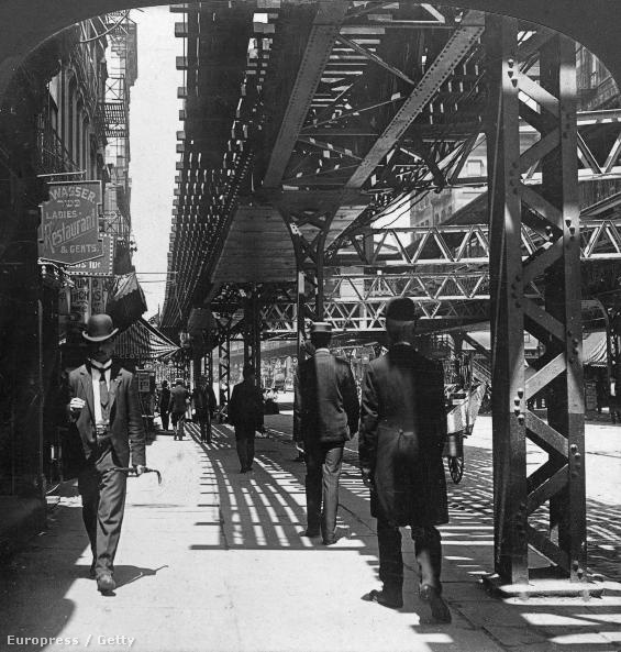 Bár magát a metrót alagutastul, állomásostul, vonatostul a város építtette, az első évtizedekben két magáncégnek adta ki az üzemeltetést. A Brooklyn Rapid Transit Companyt és az Interborough Rapid Transit Companyt csak 1940-ben vásárolta fel New York városa, hogy a teljes városi tömegközlekedést saját kézben tartsa. Erre született meg a BKV New York-i megfelelője, a New York City Transit Authority, ami fölé a hatvanas években hozták létre a már nem is városi, hanem állami irányítású Metropolitan Transportation Authorityt. Az MTA irányítja New York tömegközlekedését a mai napig.