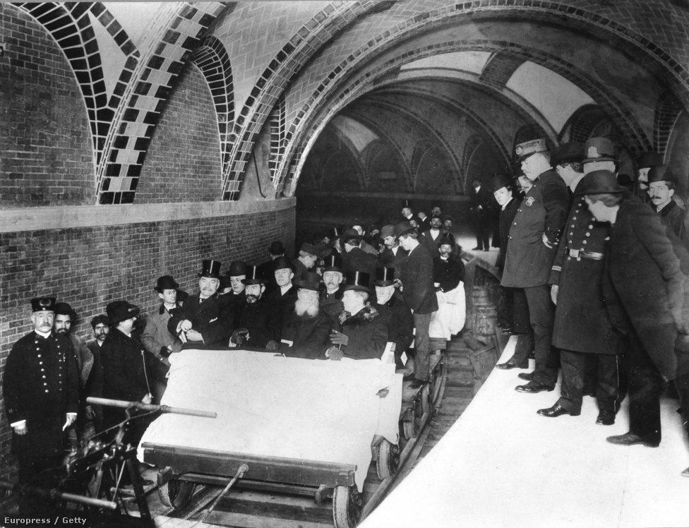 Az első metróvonal hivatalos átadóünnepsége 1904. október 27-én. Az első vonal a New York-i városházától Harlemig, ott a Broadway és a 145. utca sarkáig járt. Az utóbbi állomás a mai napig üzemel, a városházit már bezárták, a metró több tucatnyi szellemállomásainak egyike, 
                        amelyen áthaladnak a szerelvények, de sosem állnak meg.