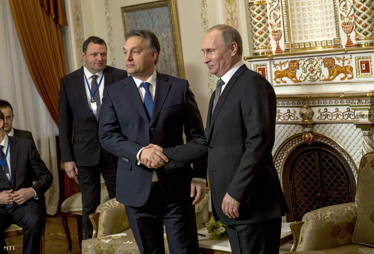 Vlagyimir Putyin orosz államfő fogadja a hivatalos moszkvai munkalátogatáson tartózkodó Orbán Viktor miniszterelnököt Moszkva környéki novo-ogarjovói rezidenciáján 2014. január 14-én.