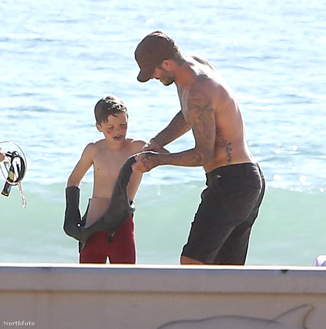 David Beckham a fiának, Cruznak segít szörfölés után