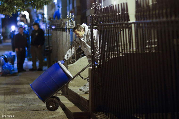A new yorki ebolás beteg lakását tisztító CDC emberei a férfi apartmanja előtt