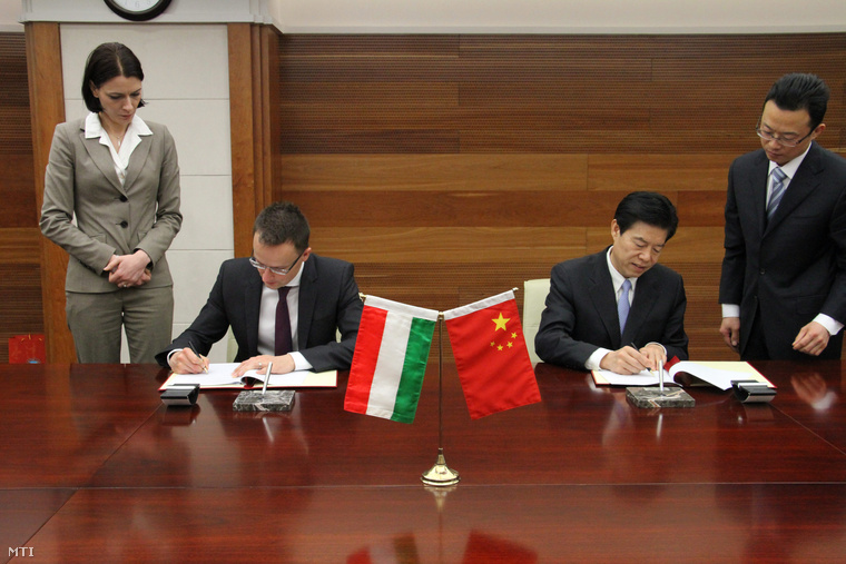 A Miniszterelnökség által közreadott képen Szijjártó Péter a Miniszterelnökség külügyi és külgazdasági államtitkára a kínai-magyar gazdasági vegyes bizottság magyar társelnöke (b2) és Csung San kereskedelmi miniszterhelyettes a bizottság kínai társelnöke aláírja a vegyes bizottság 18. üléséről készült jegyzőkönyvet Pekingben 2014. február 11-én.