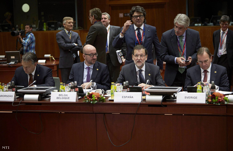 Orbán Viktor magyar Charles Michel belga Mariano Rajoy spanyol és Stefan Löfven svéd miniszterelnök (b-j) az Európai Unió kétnapos brüsszeli csúcstalálkozójának második napi ülésén az Európai Tanács székházában 2014. október 24-én.