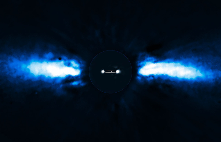 Az ESO VLT-n működő NAOS-CONICA adaptív optikás műszeregyüttessel a β Pictoris b-t a csillag két, átellenes oldalán is sikerült már lefényképezni 2003-ban és 2009-ben. Az ellipszissel jelölt legvalószínűbb pálya mérete a legkisebb azon bolygókéi közül, amelyekről rendelkezünk direkt felvétellel.