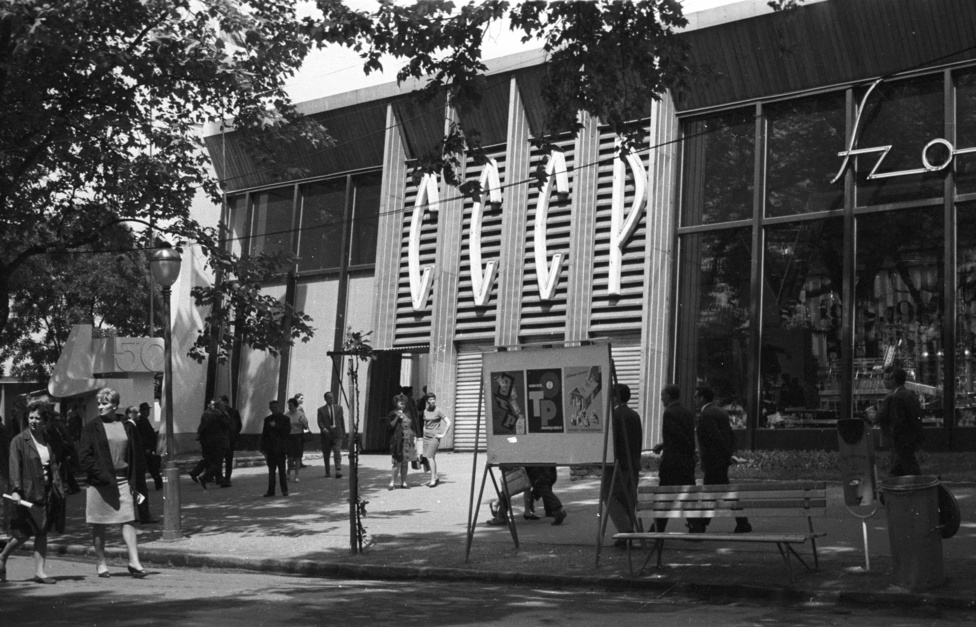 Mint minden évben, 1967-ben is a szovjet pavilon volt a legnagyobb a Budapesti Nemzetközi Vásáron. Bár a szovjet valósággal szemben itt nagy árubőség volt, a látogatókat sokkal jobban érdekelte a Roosevelt-szobornál felállított amerikai pavilon. A Városliget jelentős részét elfoglaló BNV a fogyasztási cikkek nagy választékát állította ki, a külföldi ujdonságok tömegeket vonzottak a hatvanas-hetvenes években. Hangulatfestőnek is kiváló a hirdetőoszlop a Gazdálkodj okosan látványvilágát és ethoszát idéző OTP plakátokkal.