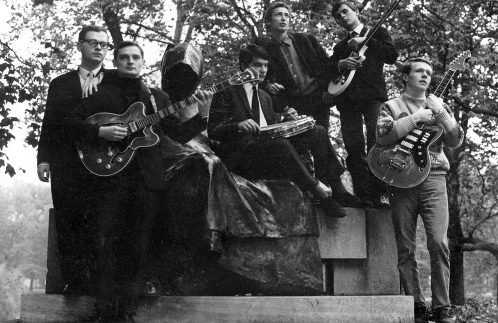 Az Anonymus zenekar az Anonymus szobornál. Az 1963-tól 70-ig működő (majd negyven év után újjáalakuló) együttes slágerzenét játszott, az elsők között hozták be a Rythm and Bluest Magyarországra.