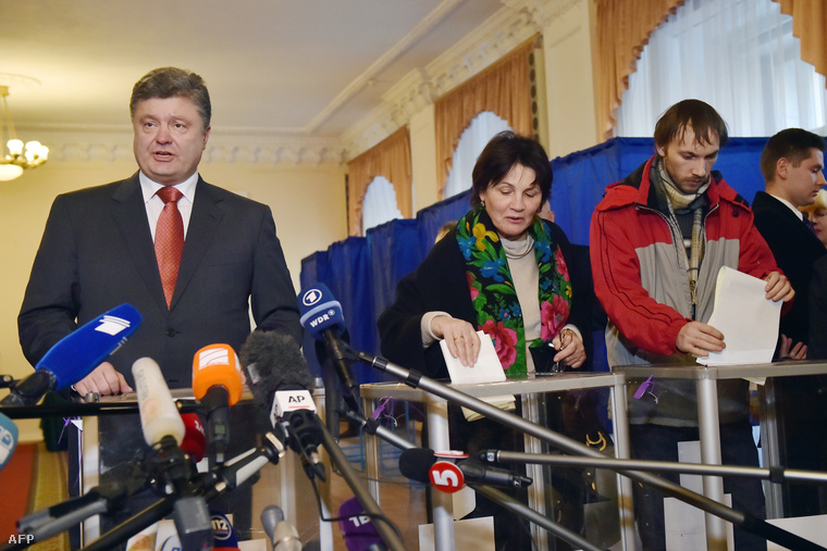 Poroshenko sajtótájékoztatója egy szavazóhelyen