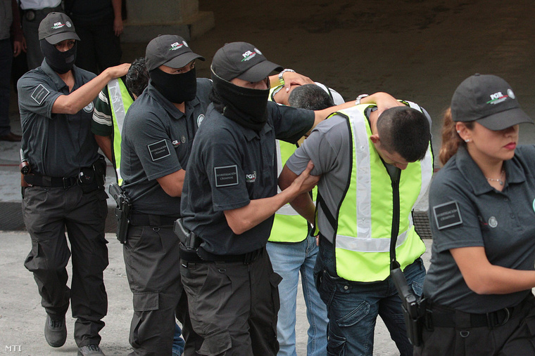 Mexikói szövetségi rendőrök Guerrero állambeli rendőröket kísérnek akiknek a főügyészség elrendelte a letartóztatását az eltűnt diákok ügyével kapcsolatban Mexikóvárosban 2014. október 17-én.
