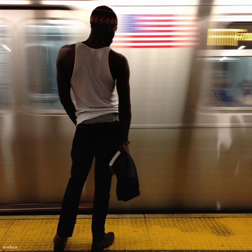 A New York-i metró első látásra a világ legbonyolultabb és legátláthatatlanabb rendszerének tűnik, labirintusszerű folyosókkal és állomásokkal (nem ritka, hogy a föld alatt, sima folyosókon át lehet gyalogolni az egyik állomásról egy másikig). A gyakorlatban azonban egy hét sem kell ahhoz, hogy az ember átlássa a káoszt, és olyan természetességgel használja a rendszert, mintha csak a városba született volna.