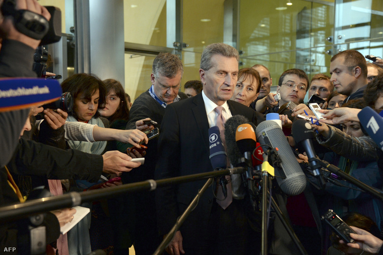Günther Oettinger a sajtónak nyilatkozik Brüsszelben