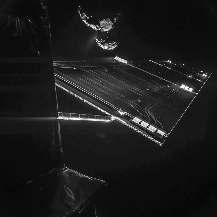 A Rosetta űrszonda egyik napelemtáblájaval egy látómezőben látszik a 67P magja. A felvétel a Philae leszállóegység CIVA kamerájával 2014. október 7-én készült, az üstökösmagtól 16 kilométerre.