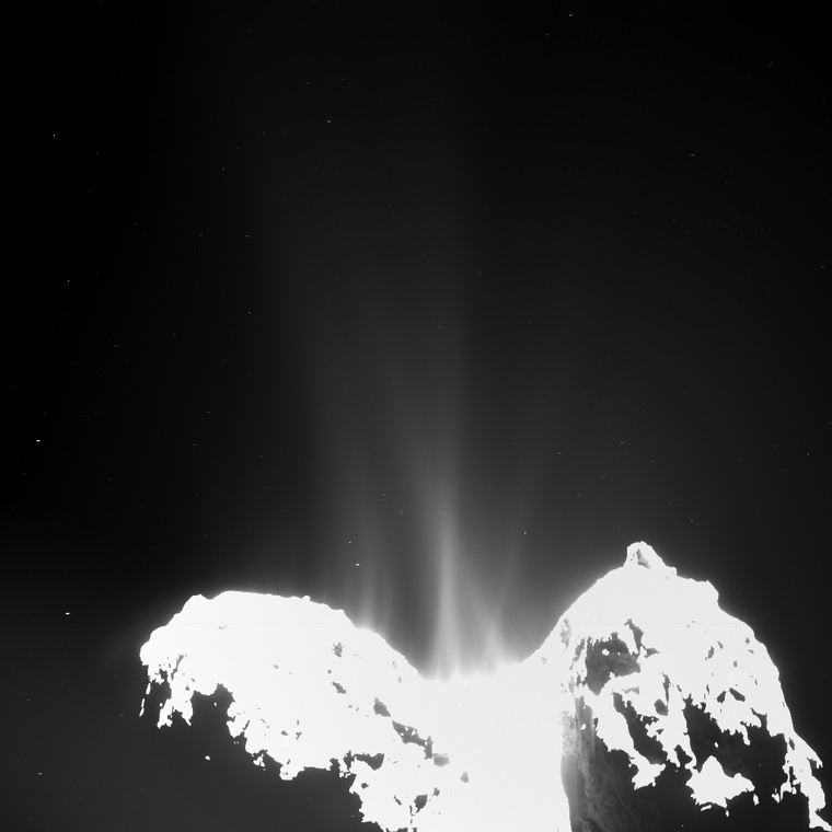 A Rosetta OSIRIS képfelvevő rendszere által 2014. szeptember 10-én készült felvételén a 67P üstökös magját alkotó két összetevőt összekötő “nyaki&rdquo; részről látványos porkiáramlások, porjetek törnek elő, miközben a mag többi részéről is gáz- és poranyag áramlik ki.