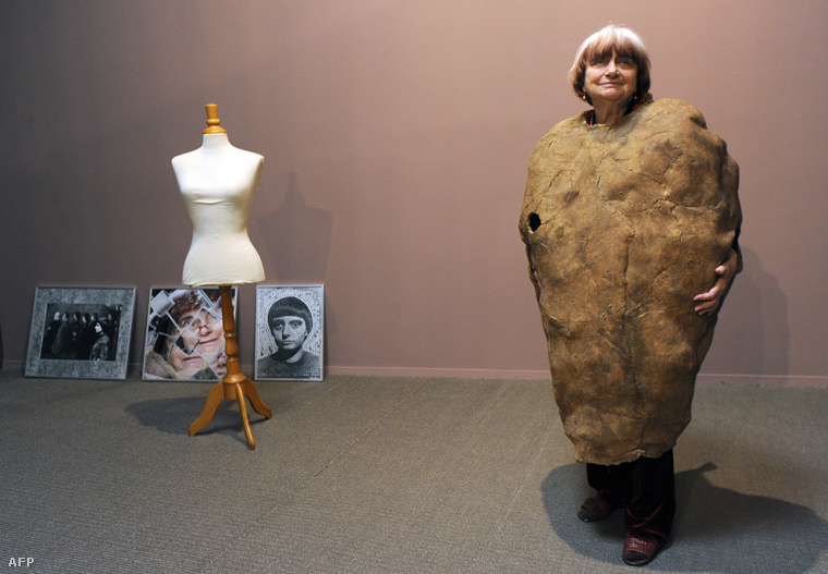 Agnes Varda francia filmrendező a Velencei Biennáléra készített "Madame Patate" jelmezben a Paul Valery Múzeumban rendezett kiállításon, Franciaországban, 2011. november 24-én.