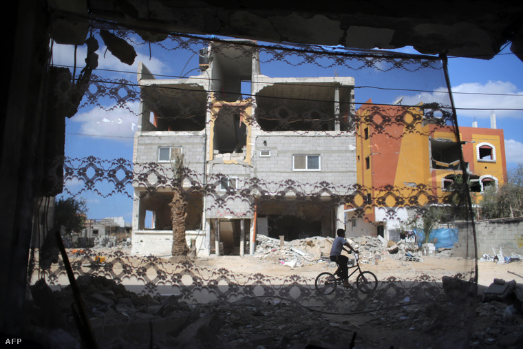 Lebombázott utca a Gázai övezetben