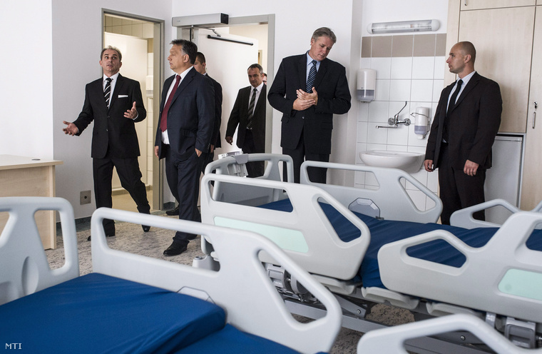 Orbán Viktor és Zombor Gábor megtekint egy felújított kórtermet a bajai Szent Rókus Kórház 4 milliárd forintos fejlesztésének ünnepélyes zárórendezvényén 2014. szeptember 16-án.