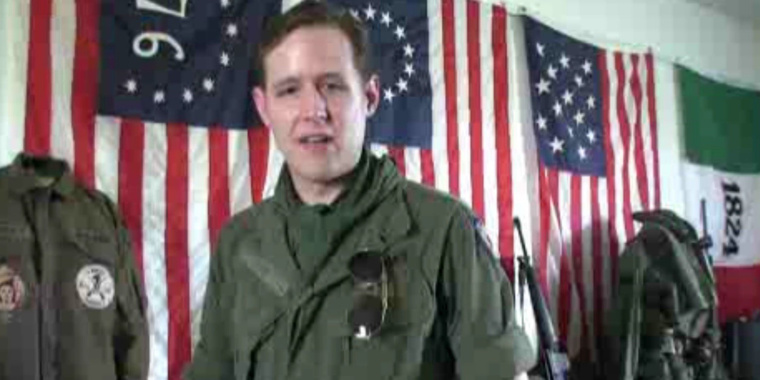 Eric Frein katonai egyenruhában, egy saját készítésű videóban