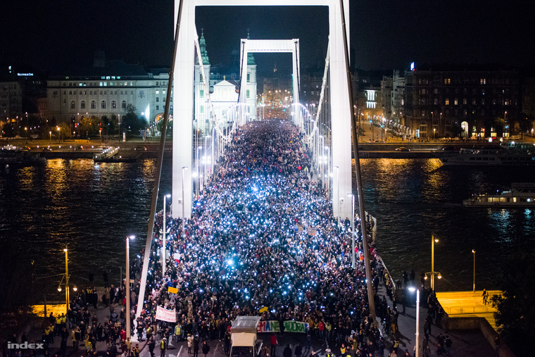 Tüntetők az Erzsébet hídon október 26-án