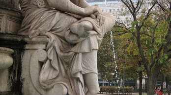 Szoborrongálás Budapest közepén: eltörték a Száva-szobor lábát az Erzsébet téren