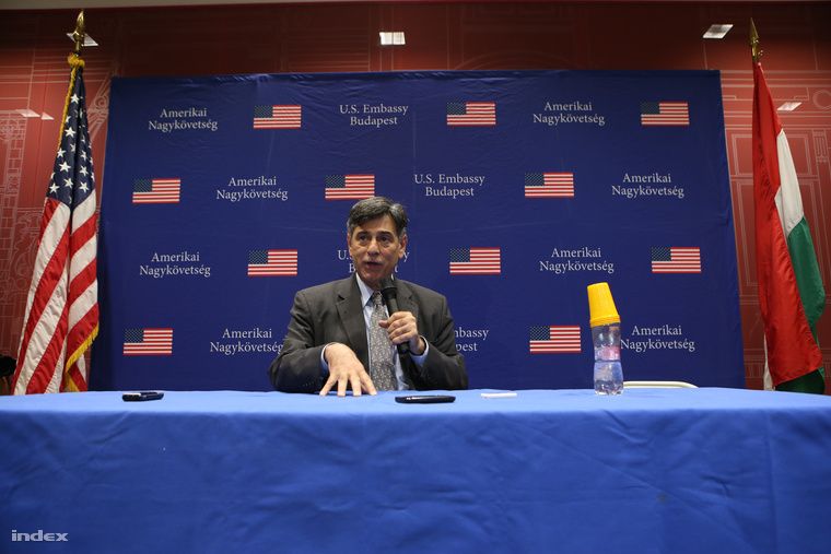 M. André Goodfriend, az USA nagykövetségének ideiglenes ügyvivője sajtótájékoztatót tart hivatalában egyes magyar köztisztviselők amerikai beutazási engedélyének felfüggesztésével kapcsolatban 2014. október 24-én.