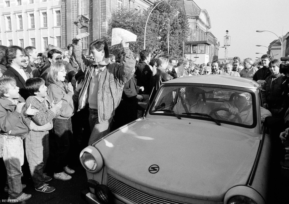 Nyugat-Berlinben üdvözli a tömeg a keletről a 
                        szimbolikus Trabanttal érkezőket.