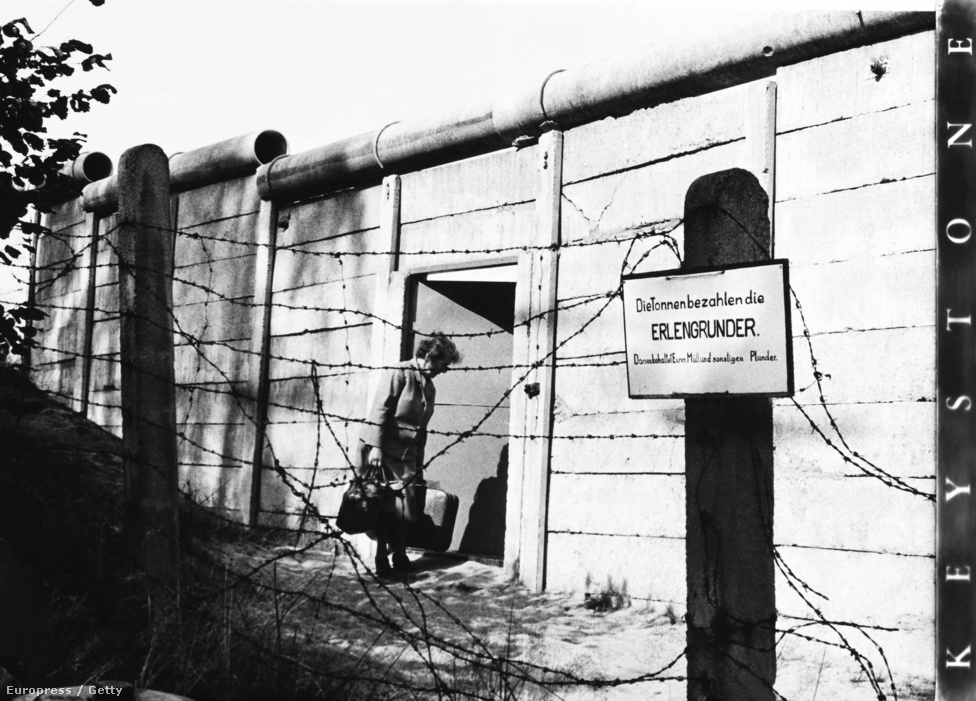 Nyílik az ajtó a falban 1971-ben. A fal vonalát néhol egészen abszurd módon húzták meg. A brit szektor nyugati részén, Spandaunál volt Erlengrund, egy, az NDK-ba ékelődött nyugatnémet terület. A tulajdonosok csöngővel tudtak jelezni a túloldalra, a keletnémet határőröknek, hogy átmennének.