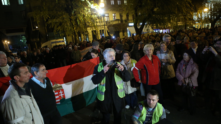 A korrupció ellen tüntettek Budapest belvárosában