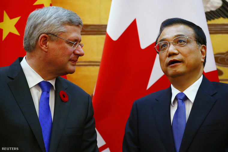 Stephen Harper kanadai miniszterelnök és kínai kollégája, Li Ko-csiang a pekingi Népgyűlés épületében