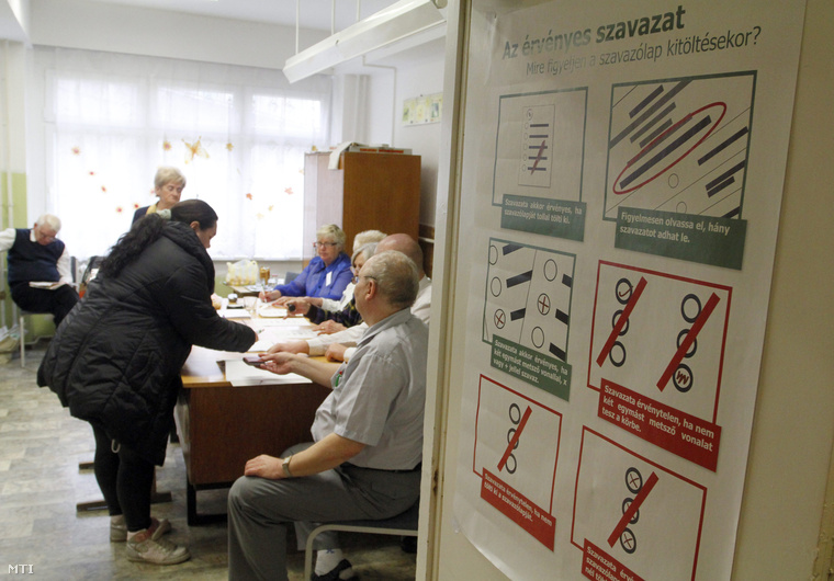 Választópolgárok az ózdi Vasvár Úti Általános Iskolában kialakított 2. számú választókörben.