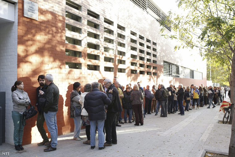 Sorban álló emberek egy szavazóhelyiség előtt a katalán függetlenségről tartott szimbolikus népszavazáson Sabadellben.