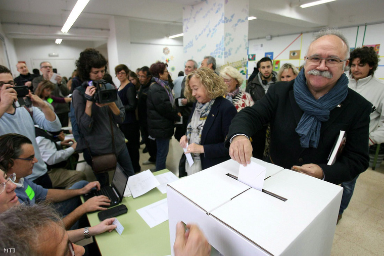 Josep Lluís Carod-Rovira, a katalán republikánusok vezetője leadja szavazatát.