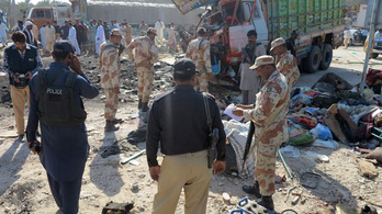 Több mint ötven halott a pakisztáni buszbalesetben