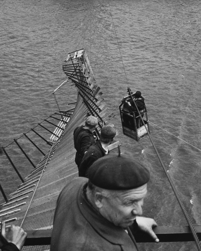 Baleset az Erzsébet híd építése közben, 1963. A kábelek már a helyükön voltak, amikor leszakadt a déli szerelőszőnyeg.