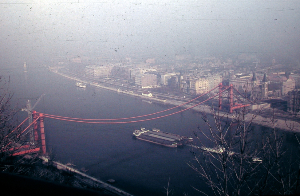 Az épülő Erzsébet híd a Gellérthegyről, 1963.