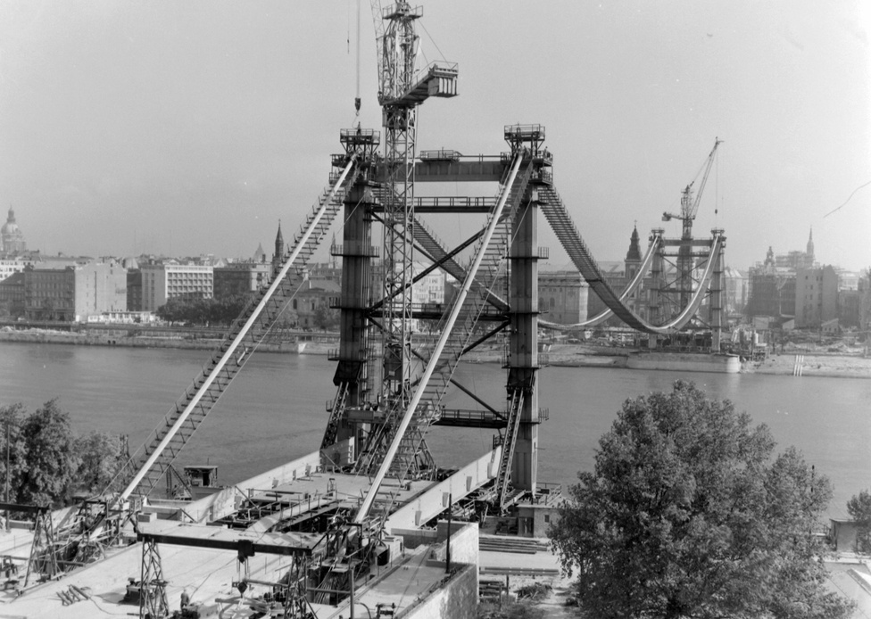 Az épülő Erzsébet híd a Gellérthegyről nézve, 1963. A két tartókábel egy-egy kábelkötege 61 darab elemi kábelből van összeállítva. A helyszíni acélszerkezet szerelési munkái 1962 szeptemberében kezdődtek, az iránykábelt 1963 júliusában húzták át, októberre az utolsó kábel is a helyére került.