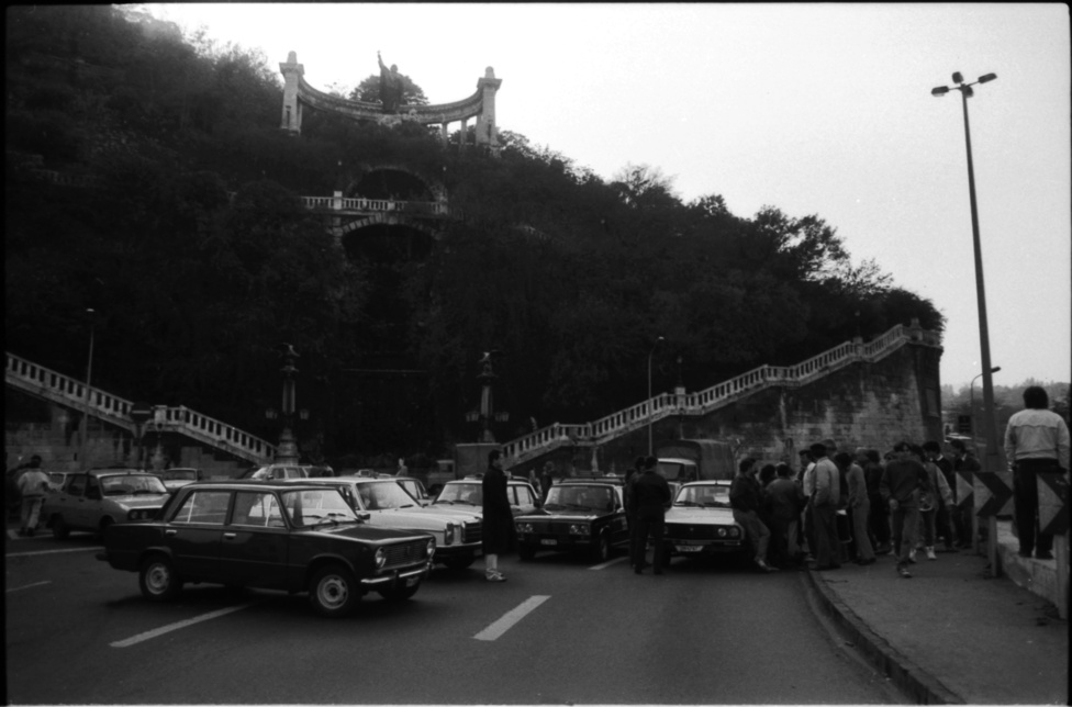 Taxisblokád az Erszébet híd budai hídfőjénél, 1990. október. Több ezer taxis és fuvarozó zárta le Budapest és a nagyobb városok útjait az Antall-kormány benzináremelése ellen tiltakozva.