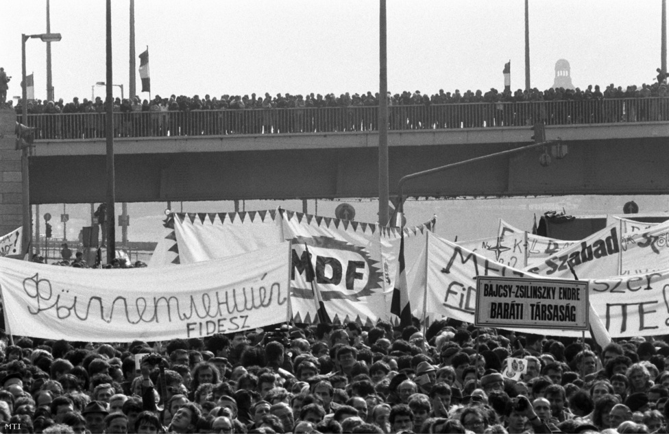 Hatalmas tömeg az Erzsébet hídon és a Március 15. téren az alternatív szervezetek – köztük a Magyar Demokrata Fórum, a Szabad Demokraták Szövetsége, a Fiatal Demokraták Szövetsége, a Bajcsy-Zsilinszky Társaság – március 15-ei demonstrációján, 1989.március 15. Az MTI korabeli tudósítása szerint  Mécs Imre, a
                        Történelmi Igazságtétel Bizottság képviseletében rámutatott arra, hogy a fiatalság igazságos célja érdekében mindig hangot tudott adni békés demonstrációval forradalmi lendületének. Arra a kérdésre válaszolva, hogy miért nem ünneplik együtt a hazai politikai erők, csoportosulások, pártok és mozgalmak március 15-ét, így fogalmazott: „Külön ünnepelünk, de nem egymás ellen".